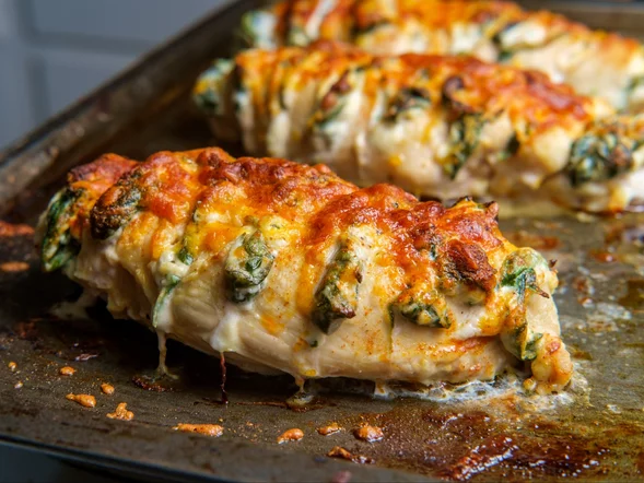 Miniatura: Nacinam filety z kurczaka i nakładam farsz