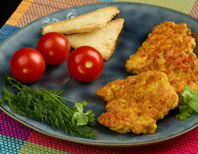 Miniatura: Siekam filet z kurczaka i dorzucam...
