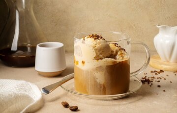 Cafe affogato w przezroczystym kubku