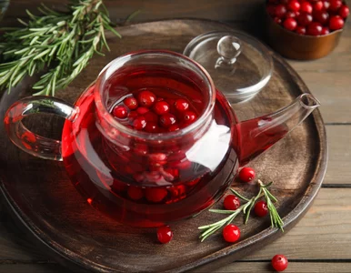 Miniatura: Zalewam czerwone kulki wrzątkiem i robię...