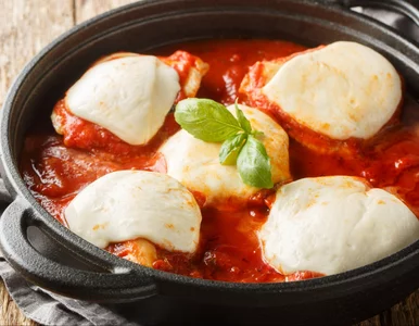 Miniatura: Duszę kurczaka w sosie i kładę mozzarellę....