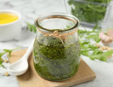 Miniatura: Miksuję zielone liście i pakuję do słoika....