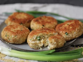 Miniatura: Jajka na twardo siekam i smażę. Wychodzi...