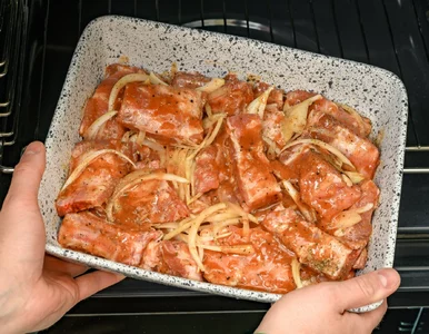 Miniatura: Kawałki mięsa, marynata i cebula. Tak mój...