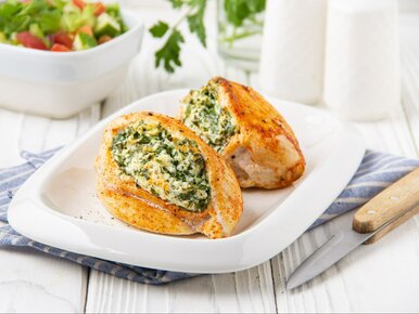 Miniatura: Nacinam pierś kurczaka i napełniam ją...