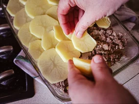 Miniatura: Układam cienkie plastry i wkładam do...