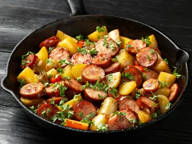 Miniatura: Ziemniaki i kiełbasa lądują na patelni, a...