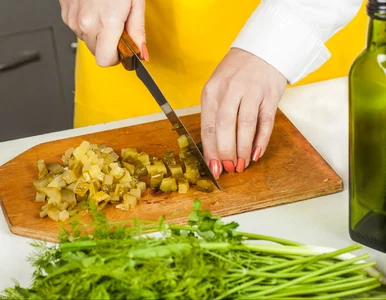 Miniatura: Moja żona kroi kiszone ogórki i w 5 minut...