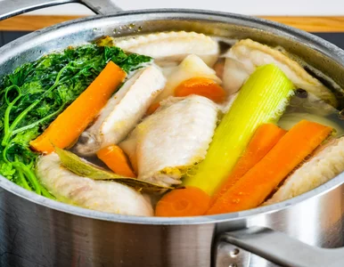 Miniatura: Do rosołu dorzucam mały kawałek....