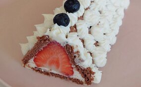 Miniatura: Ciasto bez pieczenia Truskawkowa chatka....