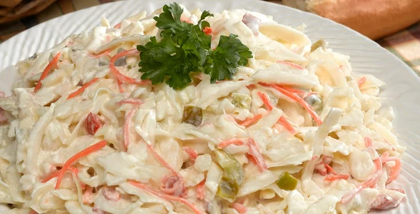 Miniatura: Szatkuję kapustę i dodaję łyżkę ze słoika....