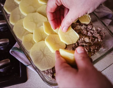 Miniatura: Układam cienkie plastry i wkładam do...