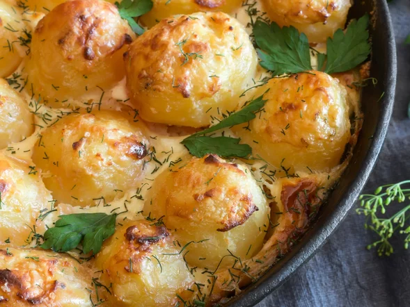 Miniatura: Ziemniaki zalewam aromatycznym płynem i do...