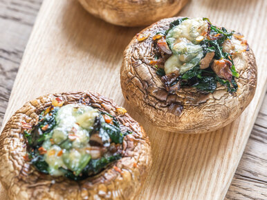 Miniatura: Wkładam farsz do pieczarek i zapiekam. Po...