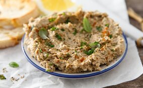 Miniatura: Rozgniatam puszkę i mieszam z twarogiem....