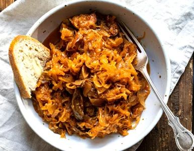 Miniatura: Bigos z tym owocem ma wyważony smak....