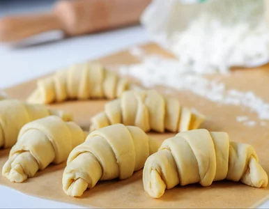 Miniatura: Gotowe ciasto tnę na trójkąty i nakładam...