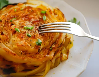 Miniatura: Kroję młodą kapustę na plastry i piekę....