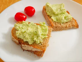 Miniatura: Rano smaruję chleb tą lekką pastą i nie...