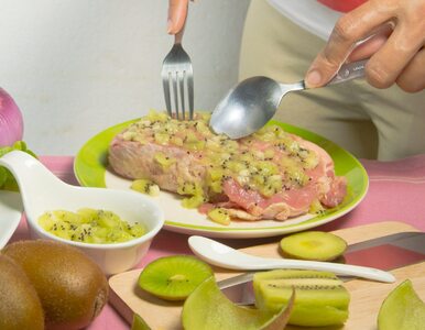 Miniatura: Obłóż mięso na kotlety owocową marynatą, a...
