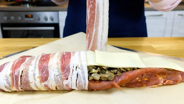 Miniatura: Nadzianą polędwiczkę zawijam w cieniutkie...