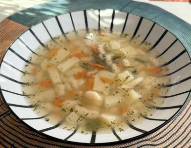 Miniatura: Tą zupą zacierkową teściowa wygrywa każdy...