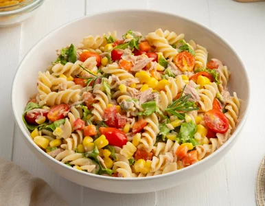 Miniatura: Dwie puszki, makaron i proste dodatki. Ta...