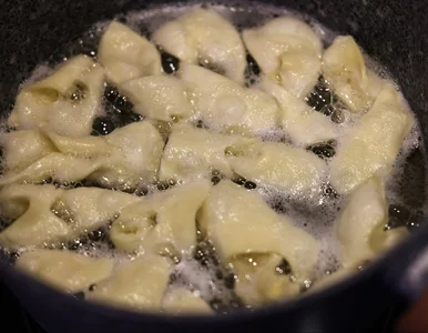 Miniatura: Tylko tak smażone faworki będą złociste i...