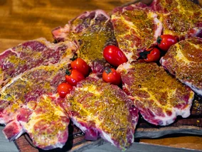 Miniatura: Nacieram karkówkę wieczorem i zostawiam na...