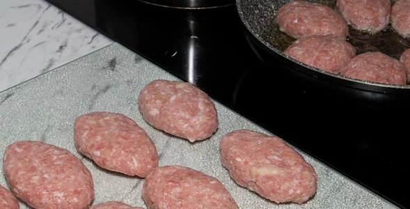 Miniatura: Do mięsnej masy dodaję tylko dwie łyżki....