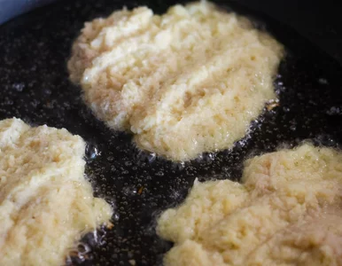 Miniatura: Do masy na placki ziemniaczane dodaję...