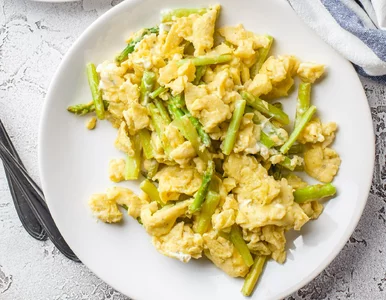 Miniatura: Podsmażam 2 składniki i wbijam jajka. Ta...