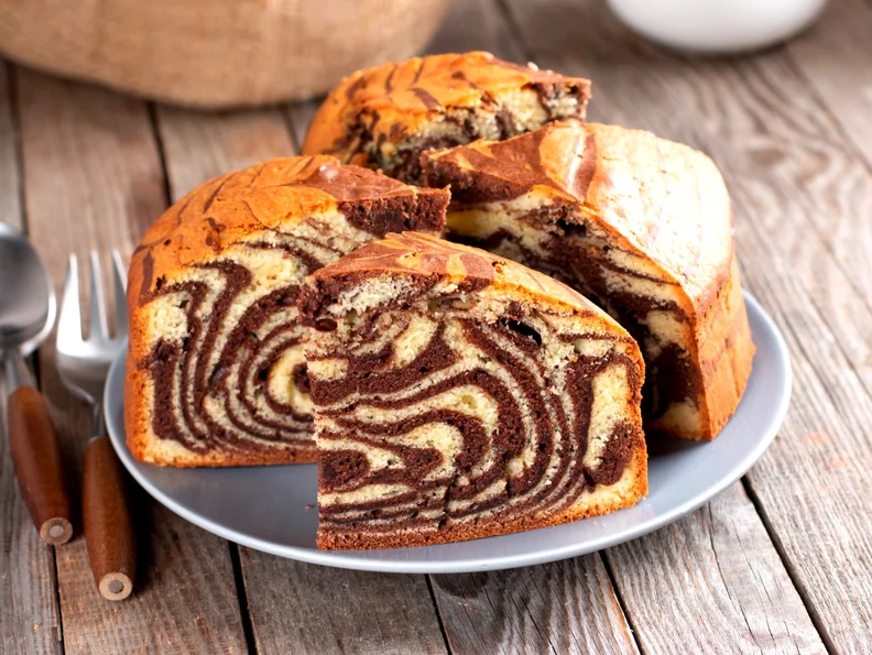 Miniatura: Wlewam dwa ciasta do jednej formy. Ten...