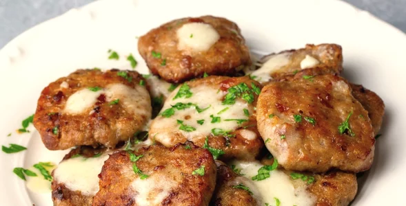 Miniatura: Kładę 1 kostkę na mięsie i formuję...