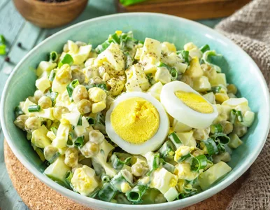 Miniatura: Jajka siekam i mieszam z tym, co mam pod...