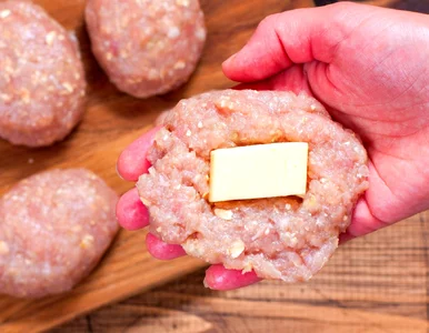 Miniatura: Kładę po kawałku na mięsie i formuję...