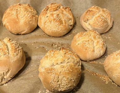 Miniatura: Moja żona piecze bułki, gdy w domu pustki....