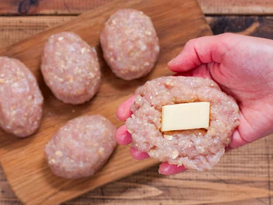 Miniatura: Kładę po kawałku na mięsie i formuję...