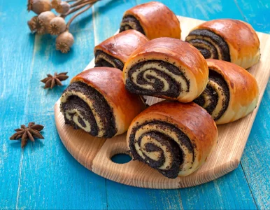 Miniatura: Masę makową zawijam w puszyste ciasto....