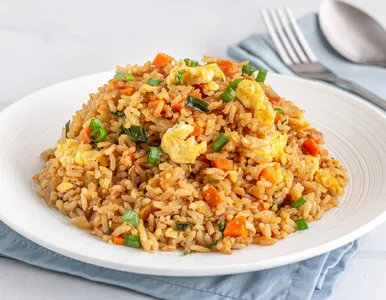 Miniatura: Wczorajszy ryż zamieniam w nowe, pyszne...