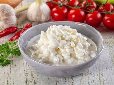 Miniatura: Leży obok twarogu i skyru, a bije je na...