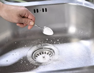 Miniatura: Nigdy nie łącz sody oczyszczonej z octem....