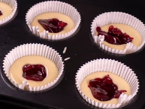 Miniatura: Do muffinek wkładam łyżeczkę dżemu....