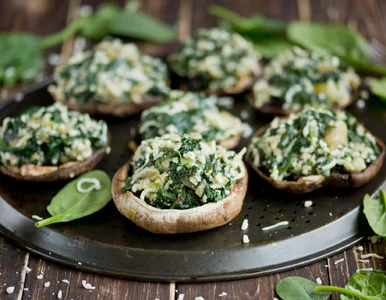 Miniatura: Pieczarki napełniam zielonym farszem i...