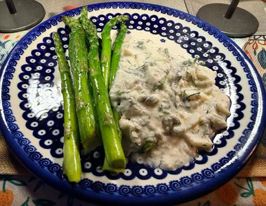 Miniatura: Delikatną rybę zanurzam w koperkowym...