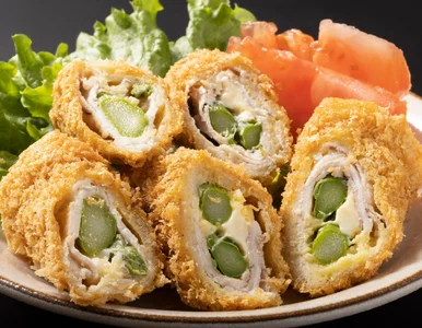 Miniatura: Zawijam coś w schab i panieruję. Po...