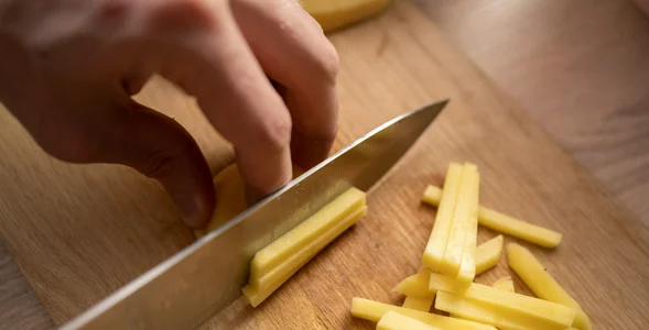 Miniatura: Kroję ziemniaki w cienkie słupki i wrzucam...