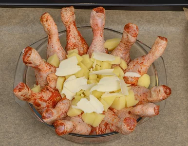 Miniatura: Ustawiłem pałki kurczaka i zasypałem...