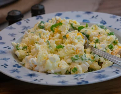 Miniatura: Serek wiejski mieszam z siekanymi jajkami....