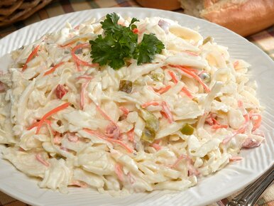 Miniatura: Szatkuję kapustę i dodaję łyżkę ze słoika....